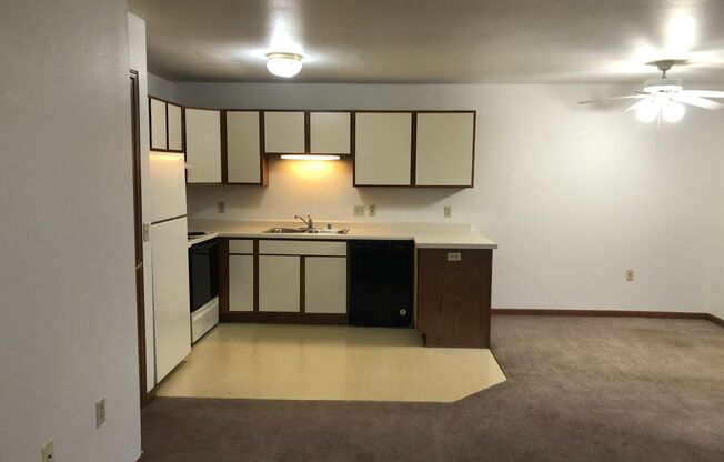 2 beds, 1 bath, 750 sqft, $775