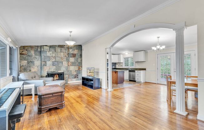 Charming Colonial in Alexandria!