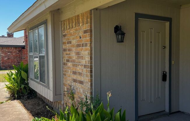 Charming 2BR/2BA Home with Easy Highway Access in NRH