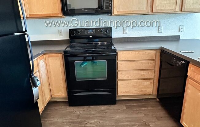 Marcy Holmes/Dinkytown 3rd Floor, 2 Primary Baths, Dishwasher, 1 Parking Space, 1 Month Free