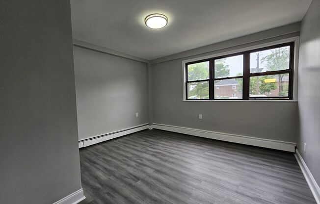 3 beds, 1 bath, $2,295, Unit Apt LD