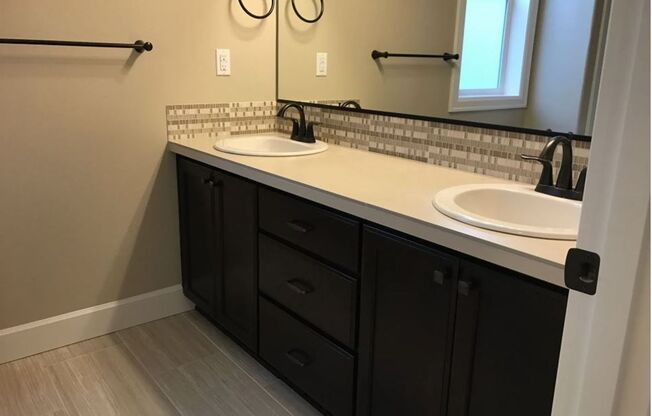 Stylish 5-Bedroom Home with Modern Kitchen, Stone Fireplace & Luxurious Primary Suite