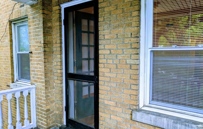 3 beds, 2 baths, $2,050, Unit Apt. 03