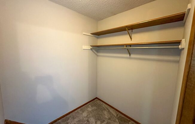 2 beds, 1 bath, $860, Unit 4227