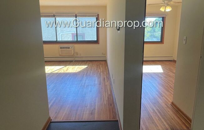 Kingfield Neighborhood Top Level, Heat Paid, Pets Welcome, USI connected, 1 Month Free
