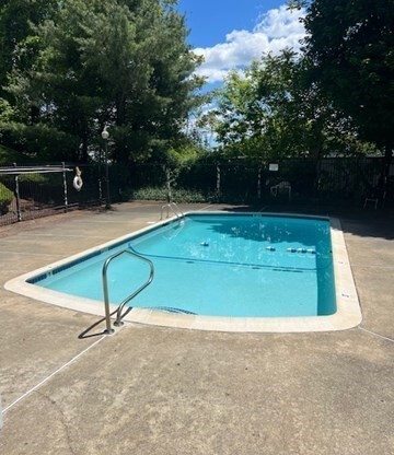 2 beds, 1 bath, 764 sqft, $2,100, Unit 1-27
