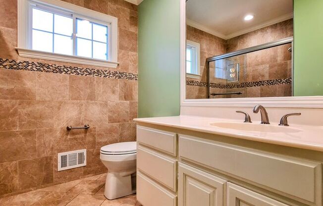 Charming Single Story 3bd House with Large Yard!