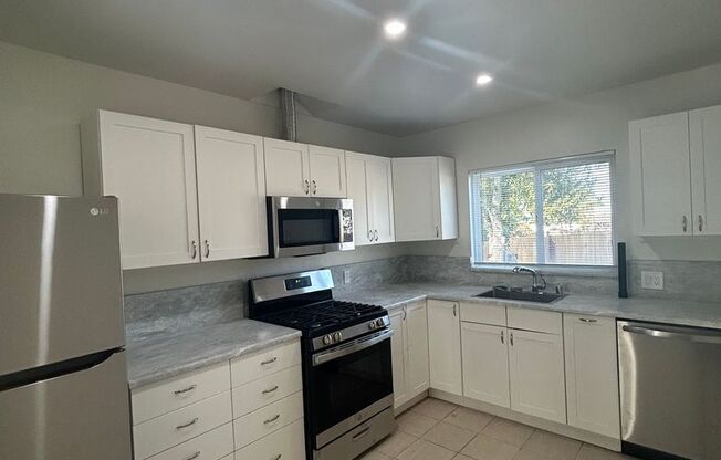 3 beds, 1 bath, 1,250 sqft, $2,895, Unit 522 -A