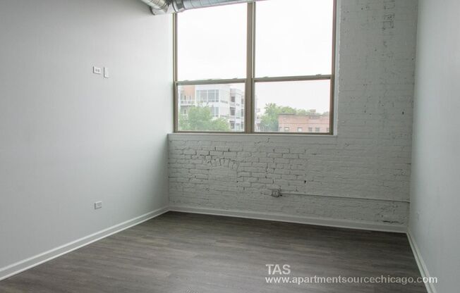 932 W Dakin St.