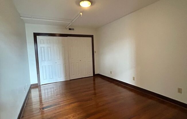 2 beds, 1 bath, $1,100, Unit Unit # 304