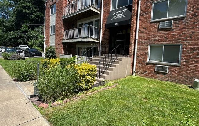 1 bed, 1 bath, $1,325, Unit B15