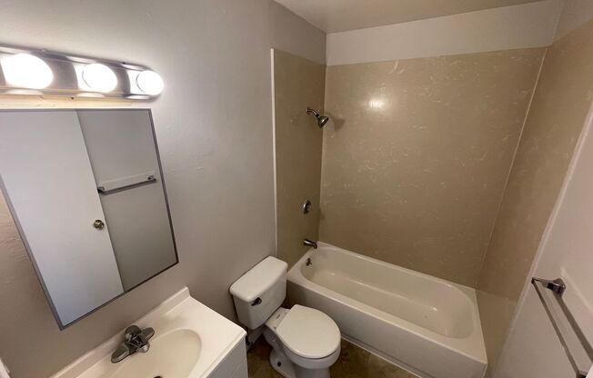 2 beds, 1 bath, $1,990, Unit APARTMENT 3