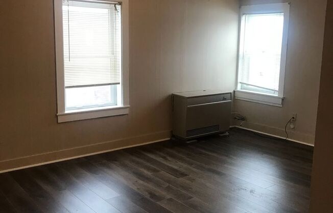 2 beds, 1 bath, $925, Unit 2