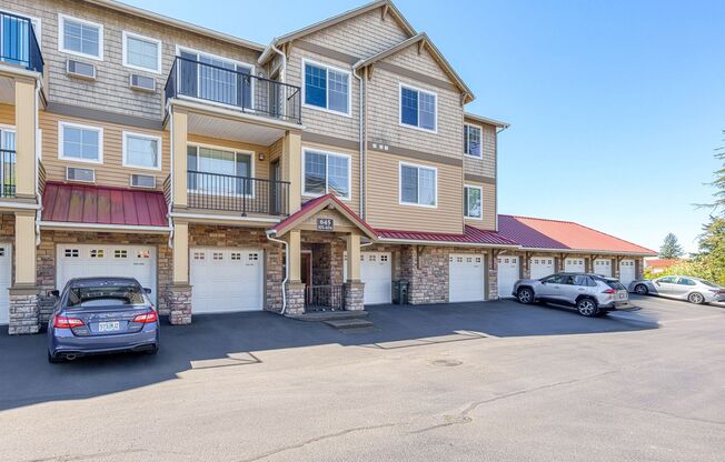 *Spectacular Light & Bright Updated 2 BD* 2 BA* Condo Located In Central Beaverton! *Great Location Minutes From Timberland Town Center + Convenient Access To HWY & Max Line!*