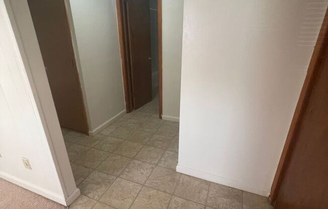 2 beds, 1 bath, 903 sqft, $1,140, Unit H-6