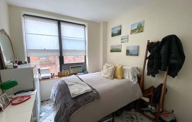 2 beds, 1 bath, $4,000, Unit 4D