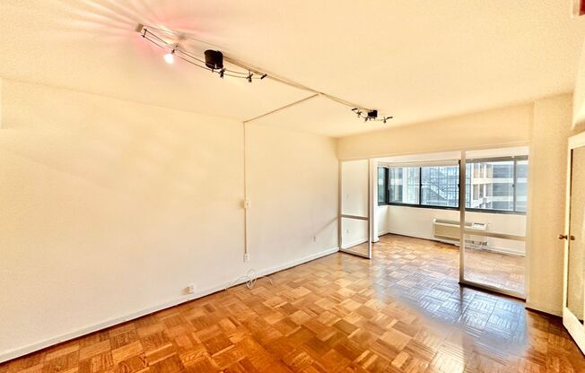 Foggy Bottom Spacious Studio w/Solarium Close to GWU, World Bank, GW Hospital
