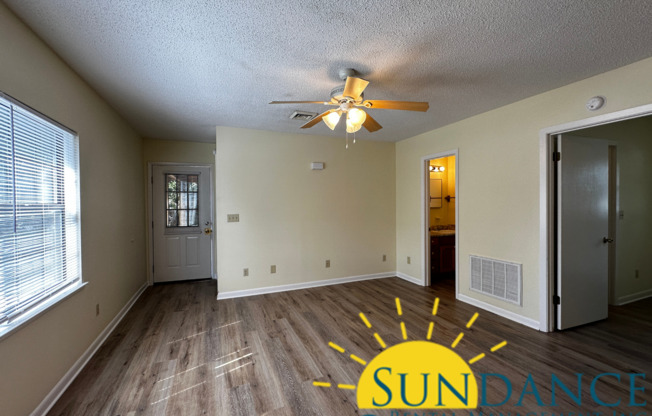 Centrally located 2 Bedroom Cottage in Fort Walton Beach!
