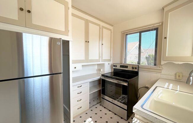 2 beds, 1 bath, 876 sqft, $1,995, Unit Court - D