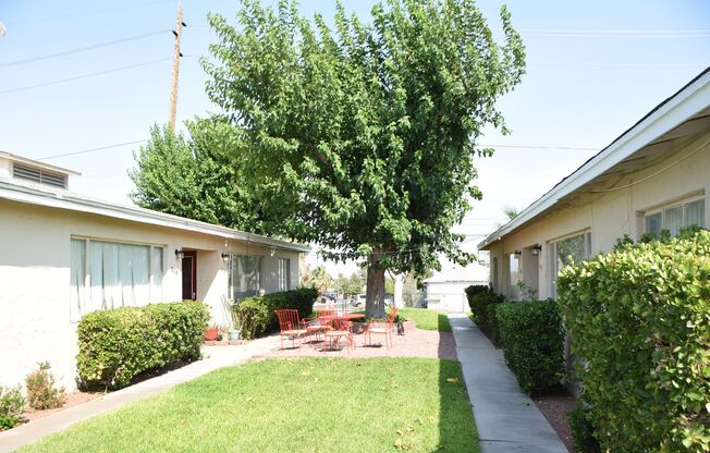 1 BEDROOM WITH GRASS COURTYARD