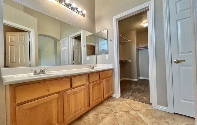 BEAUTIFUL 3 BEDROOM TOWNHOUSE IN GATED COMMUNITY!