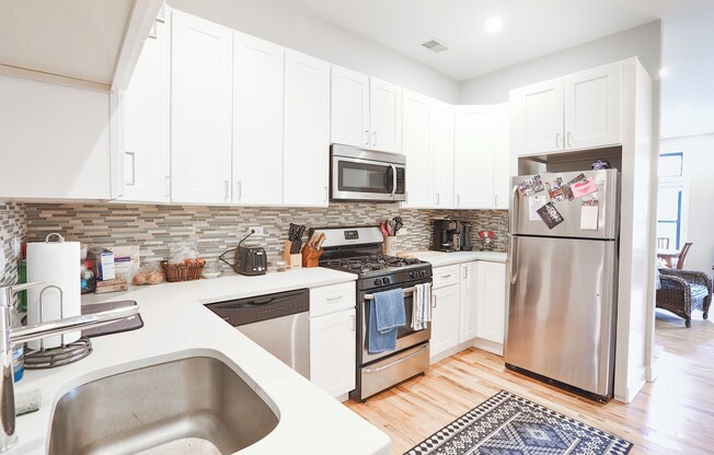 Gorgeous TOP FLOOR Condo Quality 4bed/2bath PENTHOUSE! HEART of Wicker Park!