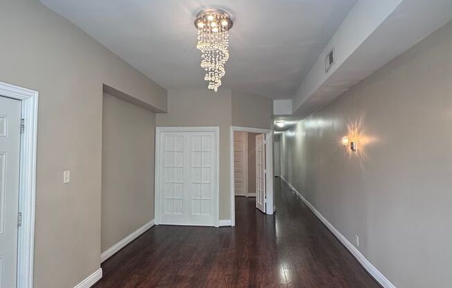 Beautiful 2-Bedroom 1-bath Graystone Apartment in Washington Park!