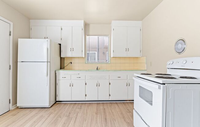 Cozy 1-Bed Oakland Apartment: San Leandro Schools & Off-Street Parking!