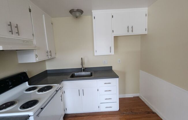 Second Floor Unit -Laminate Floors Throughout- Wall AC in Living Room