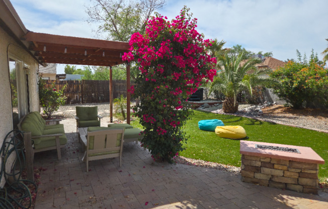 1118 E WICKIEUP LN
