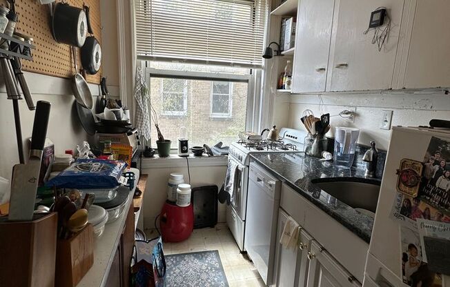 2 beds, 1 bath, 750 sqft, $3,370, Unit 43