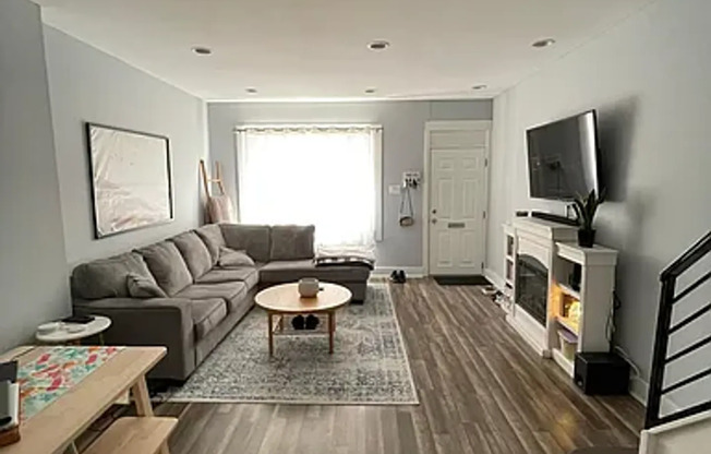 Modern 3 Bedroom 1.5 Bath South Philly Home with laminate floors, W/D in unit, C/A, Yard and more!