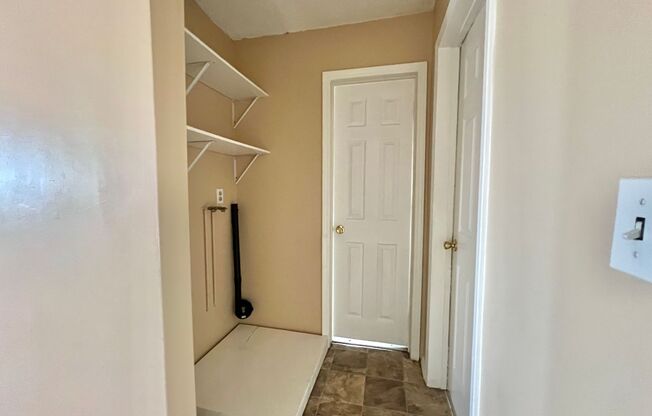 2 beds, 1 bath, $2,900, Unit 851 W Crestwood Ave UNIT C