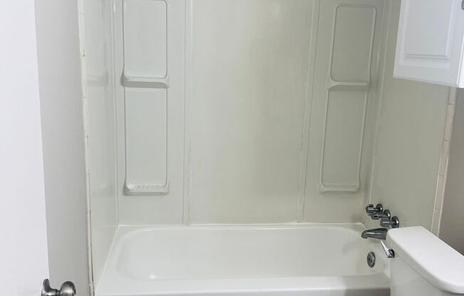 Studio, 1 bath, 494 sqft, $690, Unit 33