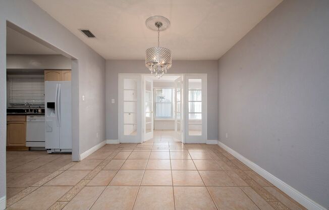 Cute 3/2 House with 2-Car Garage near Lake Underhill/Downtown Orlando