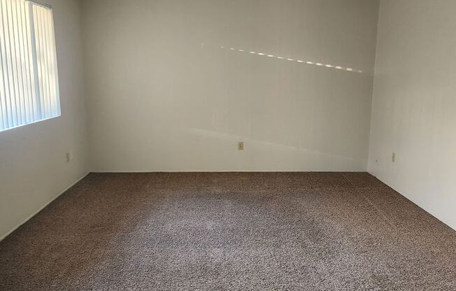 2 beds, 1 bath, $1,050, Unit 11