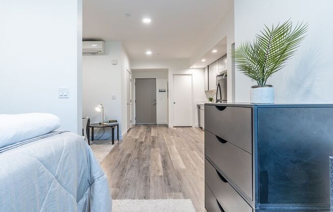 Studio, 1 bath, 405 sqft, $1,295, Unit B002