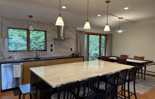 48 SPY POND LN