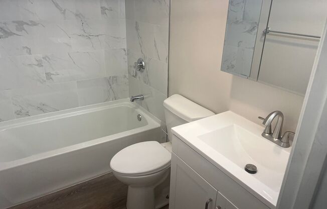2 beds, 1 bath, 680 sqft, $2,350, Unit 27-11