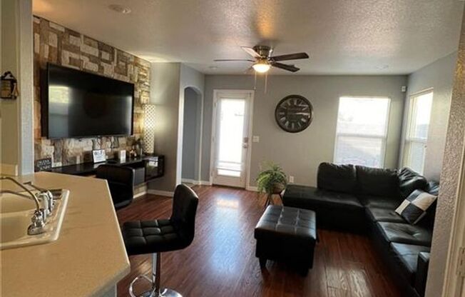 3 beds, 2.5 baths, $2,100