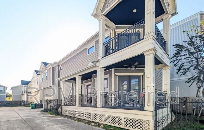 1126 W 17 ST