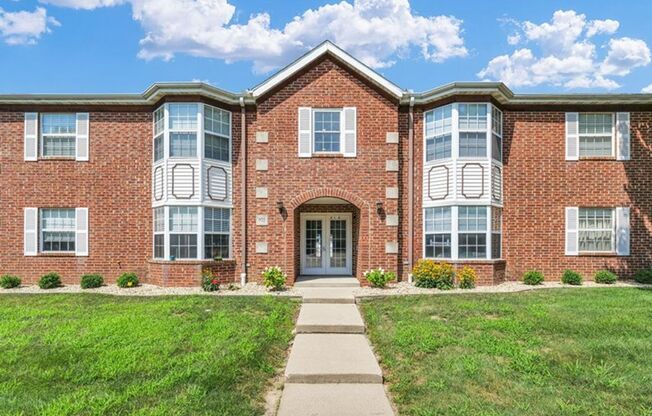 2 beds, 1 bath, 924 sqft, $1,075, Unit J3