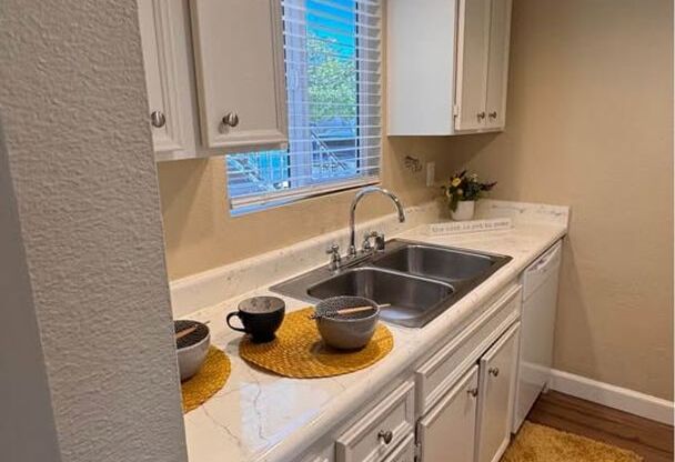 2 beds, 2 baths, 882 sqft, $2,225, Unit 52