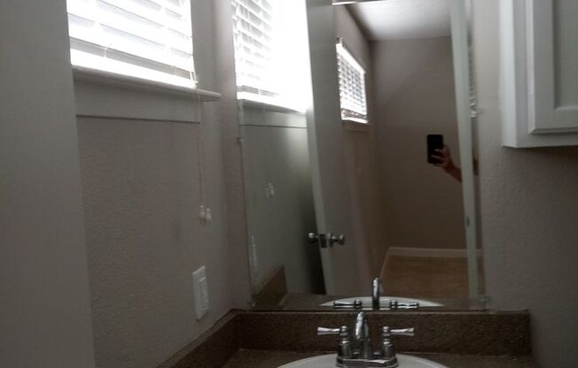 1 bed, 1 bath, 600 sqft, $1,025, Unit U242