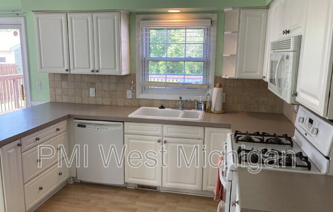1013 WORCESTER DR NE