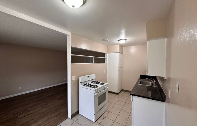 1 bed, 1 bath, $1,700, Unit T50
