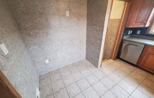 2 beds, 1 bath, $1,395