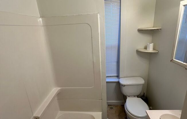 4 beds, 1 bath, $1,295, Unit Apt 2