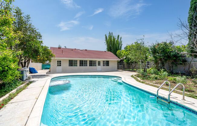 Single Family Residence in Costa Mesa with a Pool