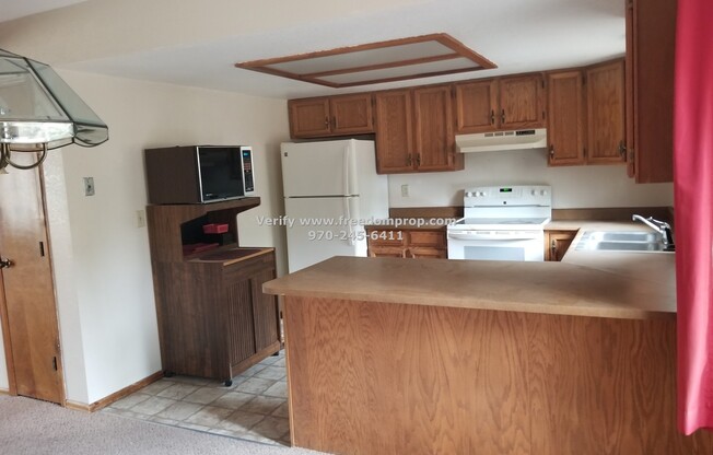 Lots of space in this 3 Bedroom 2.5 Bath Ridges Duplex